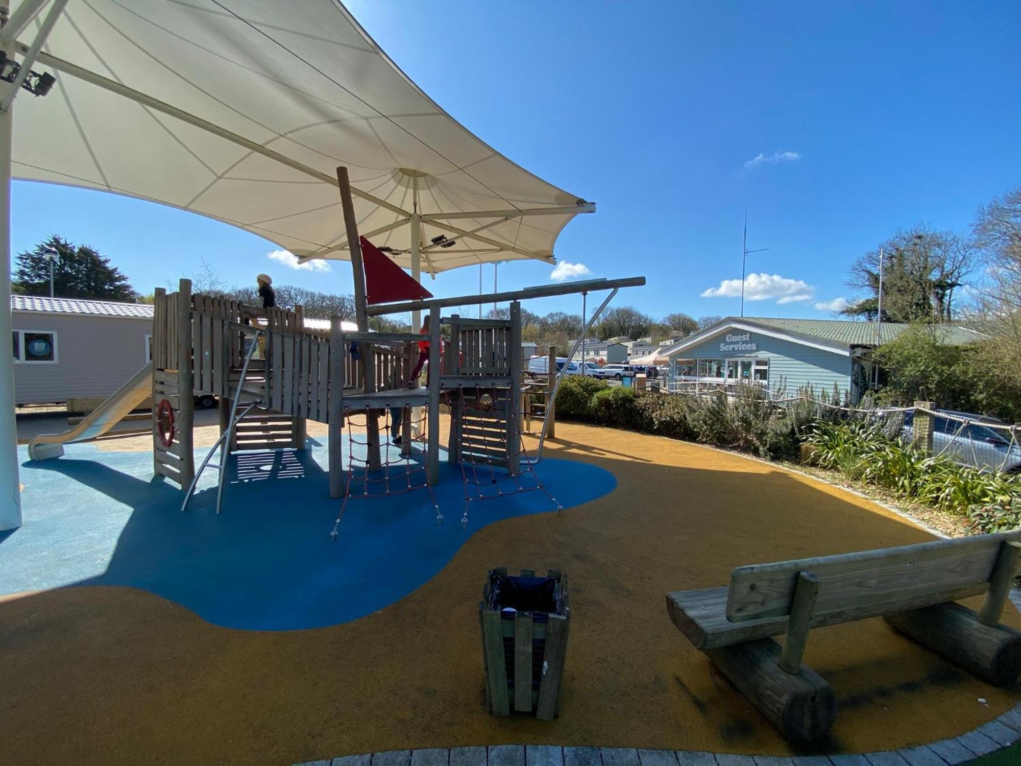 Whitecliff Bay Holiday Park - Most Popular Location Near Pools, Clubs And Beach Bembridge Buitenkant foto